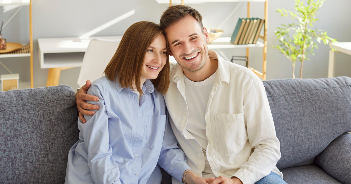 Šťastný pár, ktorý ukazuje, že stabilný vzťah stojí na každodenných návykoch, nie na dokonalosti.